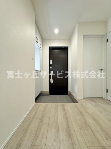 【玄関】 | 静岡市駿河区向敷地4丁目 14期 新築一戸建て B号棟 | 収納もある玄関です