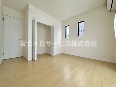 【洋室】 | 静岡市駿河区向敷地4丁目 14期 新築一戸建て C号棟 | リビングの隣にある洋室です