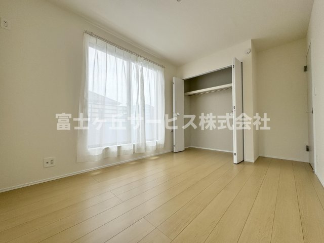 【洋室】 | 静岡市駿河区向敷地4丁目 14期 新築一戸建て C号棟 | バルコニーに面した洋室です