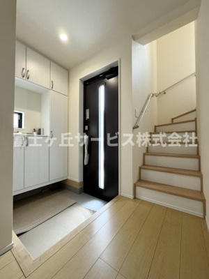 【玄関】 | 静岡市駿河区向敷地4丁目 14期 新築一戸建て C号棟 | 収納もある玄関です