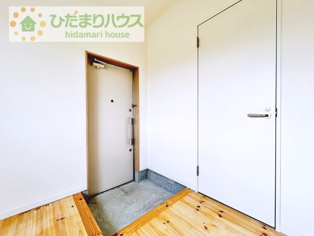 【玄関】 | つくば市今鹿島　中古戸建 | 玄関が広いので親子で並んで仲良く靴が履けますね(^^)/