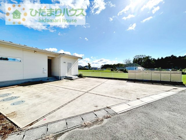 【駐車場】 | つくば市今鹿島　中古戸建 | ゆったりとしたカースペースで、ファミリーカーや軽自動車もラクラク駐車出来ますね♪