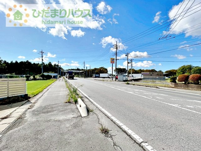【前面道路含む現地写真】 | つくば市今鹿島　中古戸建 | 前面道路は幅員広々18ｍ！近くにコンビニもあります(^^)/