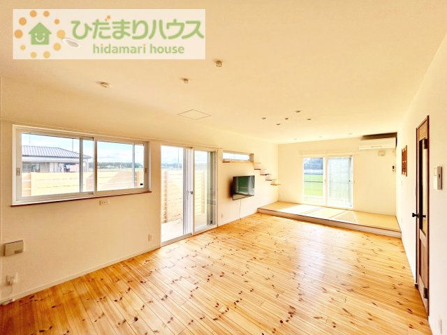 【居間・リビング】 | つくば市今鹿島　中古戸建 | リビングの大きな窓からは、暖かな日の光が降り注ぎます・・・