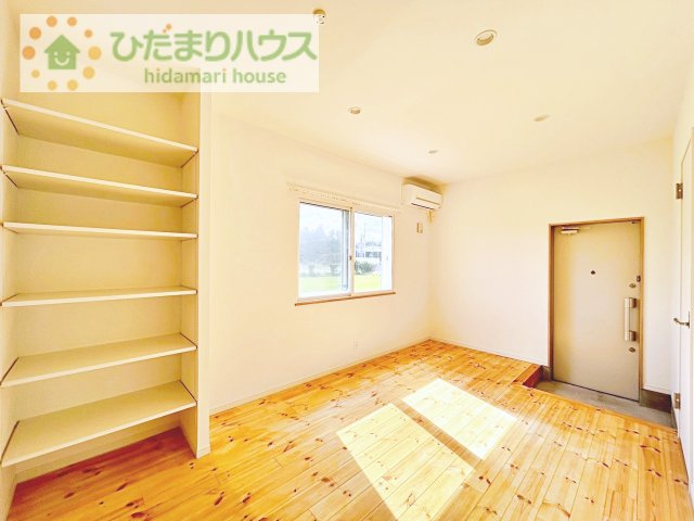 【寝室】 | つくば市今鹿島　中古戸建 | 大きなベッドを置いても余裕の広さの主寝室♪