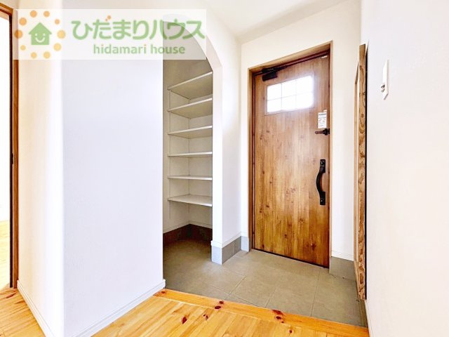 【玄関】 | つくば市今鹿島　中古戸建 | 小窓が付いているドアなので明るいスペースになっています♪