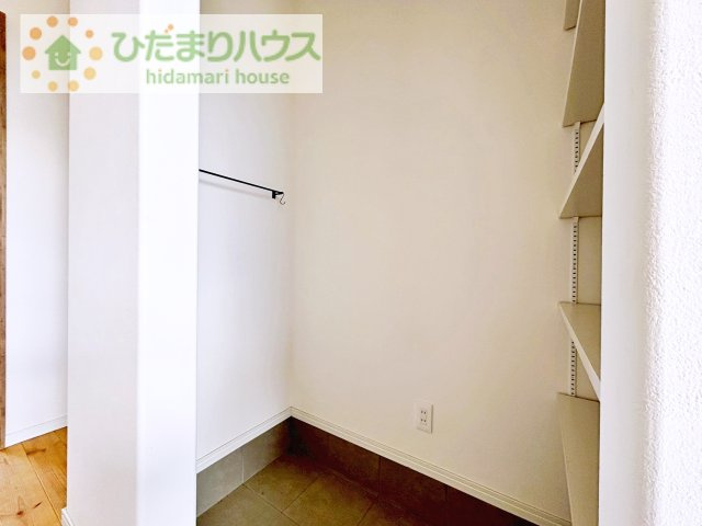 【設備】 | つくば市今鹿島　中古戸建 | 土間の玄関シューズクロークならアウトドア用品やベビーカーも土汚れを気にせずスッキリ収納できます！
