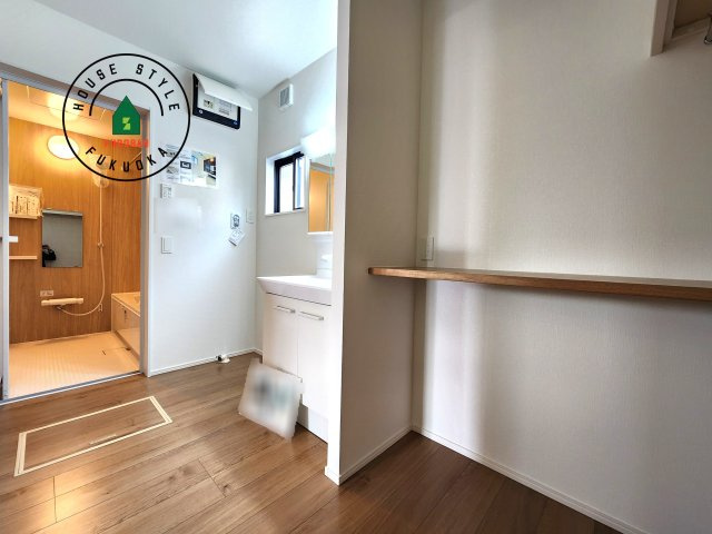 福津市津屋崎1丁目第5-2棟（1号棟）の脱衣所|ゆとりの洗面スペースで朝の身支度もスムーズに。暮らしを快適に変えるシャワー付洗面台です！