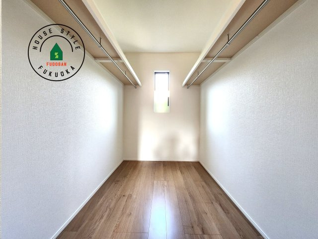 福津市津屋崎1丁目第5-2棟（1号棟）の収納|洋服や大きな荷物が多い方や人数の多いご家族などは、一般的なクローゼットよりもウォークインクローゼットのほうが使い勝手が良いです。