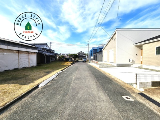 福津市津屋崎1丁目第5-2棟（1号棟）の前面道路含む現地写真|前面道路は閑静な住宅地をはしる車通りの少ない道路。お車の出し入れが苦手なママや小さなお子様にも安心ですね。しっかり舗装もされているので、ベビーカーや自転車で通っても快適に通行できます。