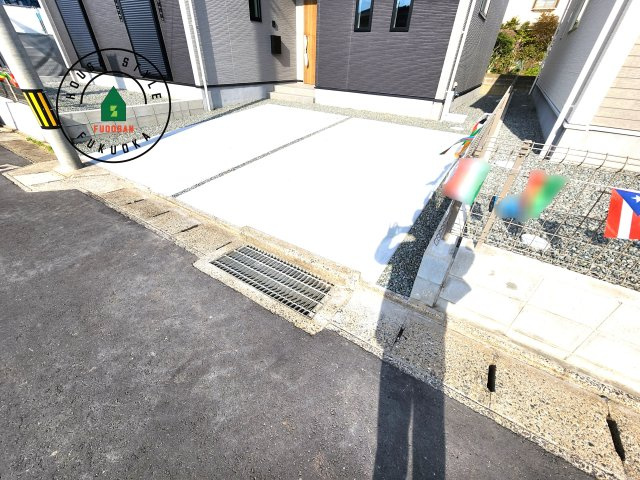 福津市津屋崎1丁目第5-2棟（1号棟）の駐車場|広々した駐車場になります。3台並列駐車となります。