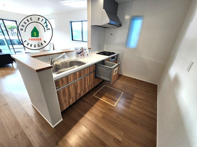 福津市津屋崎1丁目第5-2棟（1号棟）の内観：施工例|ダイニングテーブルへの配膳がラクラク、お料理はかどるカウンター付きシステムキッチン！