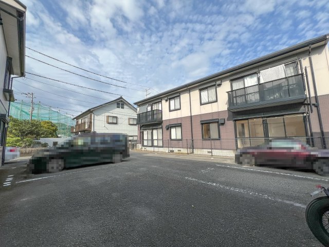 ファミール・ビレジ C棟の駐車場