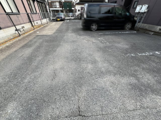 ファミール・ビレジ C棟の駐車場