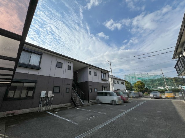 ファミール・ビレジ C棟の駐車場