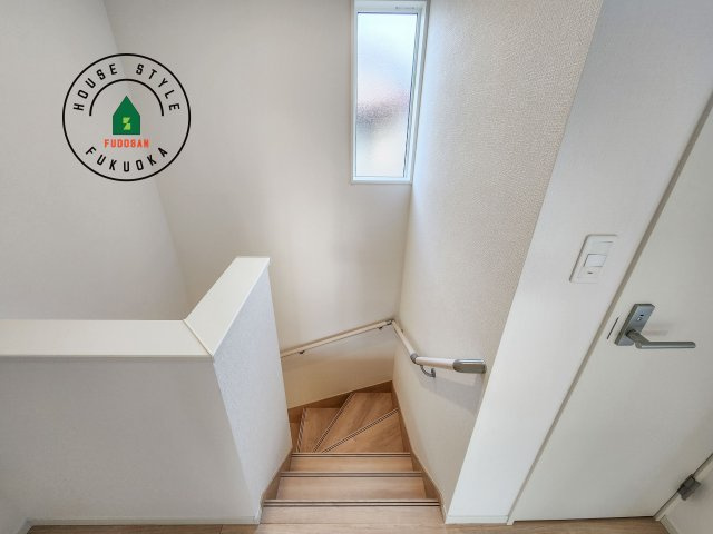 福岡市西区今宿東3丁目第10-6棟(1号棟)の内観：施工例|＜手すり付階段＞手すりがないと階段の昇り降りで危険なことはもちろん、壁に手をつきながら歩くことで壁紙が汚れやすくなります。すべての方に快適に昇り降りしていただくため、手すりを設置しました。