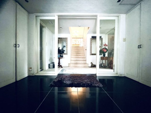 【玄関】 | ご自宅から現地まで、当社スタッフがお車にて、「お迎え・お送り」をしております。ぜひお気軽にお問い合わせくださいませ♪