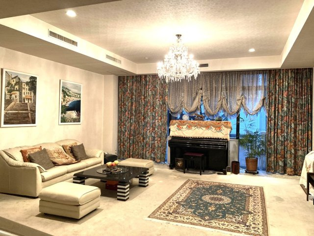 【居間・リビング】 | ご自宅から現地まで、当社スタッフがお車にて、「お迎え・お送り」をしております。ぜひお気軽にお問い合わせくださいませ♪