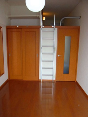 【居間・リビング】 | レオパレスブルーライト | 居間　ロフト側