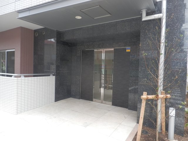 ミルーナヒルズ西新井大師WESTのエントランス