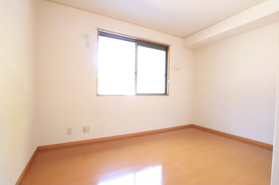 5.9帖の洋室です