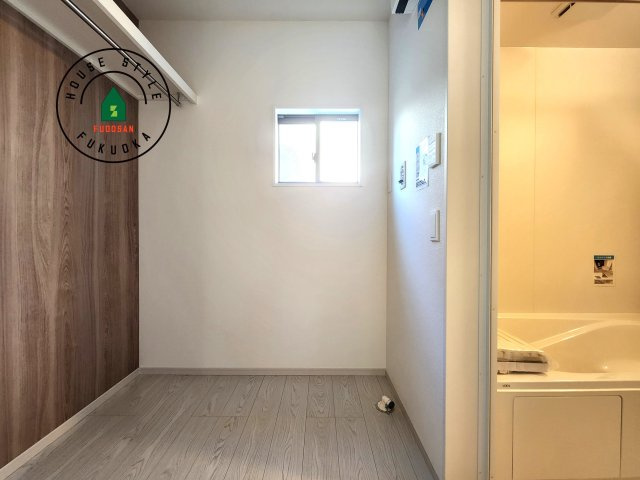 春日市天神山1丁目第1-2棟（2号棟）の脱衣所|ゆとりの洗面スペースで朝の身支度もスムーズに。暮らしを快適に変えるシャワー付洗面台です！