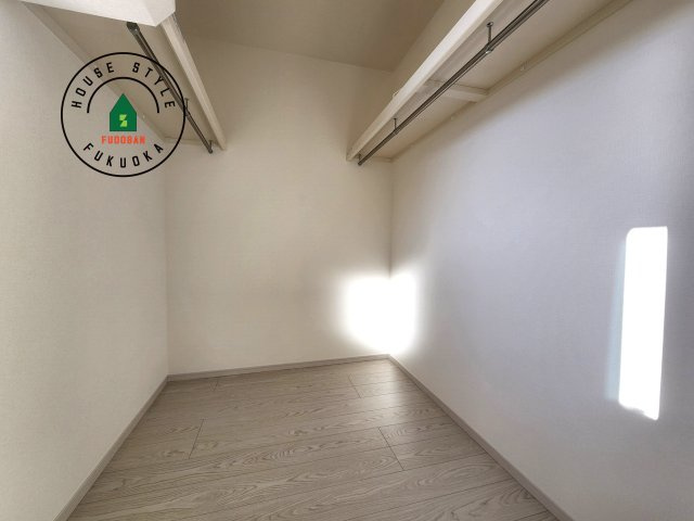 春日市天神山1丁目第1-2棟（2号棟）の収納|洋服や大きな荷物が多い方や人数の多いご家族などは、一般的なクローゼットよりもウォークインクローゼットのほうが使い勝手が良いです。