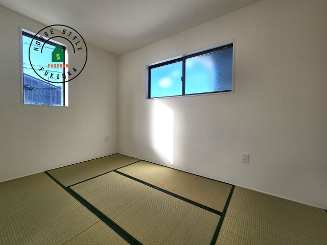 春日市天神山1丁目第1-2棟（2号棟）の和室|和室を上手に活用すると暮らし方の幅が広がります。例えば普段は開け放して、子供の小さいうちはお昼寝や遊びのスペースに。畳はソフトなので転んでもケガをしにくく安心です
