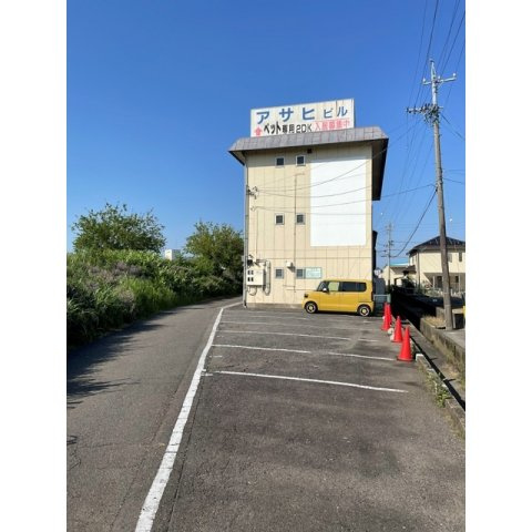 岐阜市北鶉２丁目の店舗事務所の駐車場