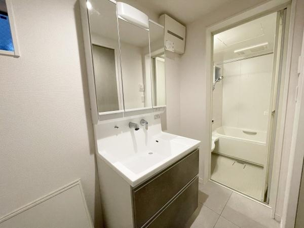 大田区中馬込１丁目の中古一戸建の独立洗面台|十分な大きさの洗面台は収納力大。身だしなみチェックや歯磨きなど、朝の慌ただしい時間でも余裕とゆとりを感じられます♪
