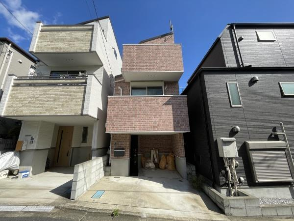 【外観】 | 日が当たり、あたたかながらもスタイリッシュなたたずまいです！