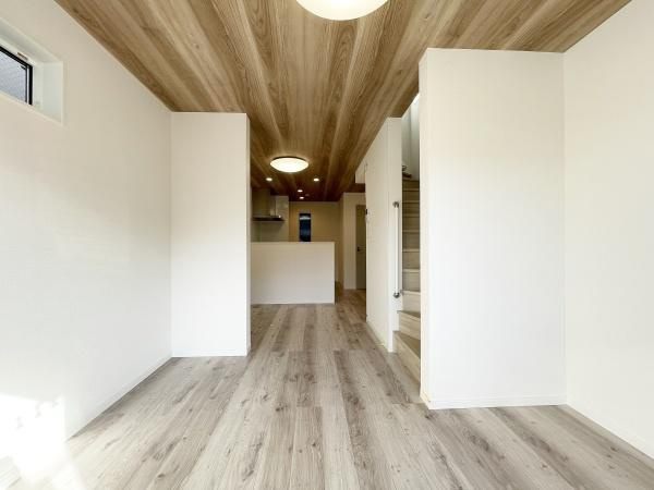 大田区中馬込１丁目の中古一戸建の居間・リビング|白が基調の清潔感のあるリビング
