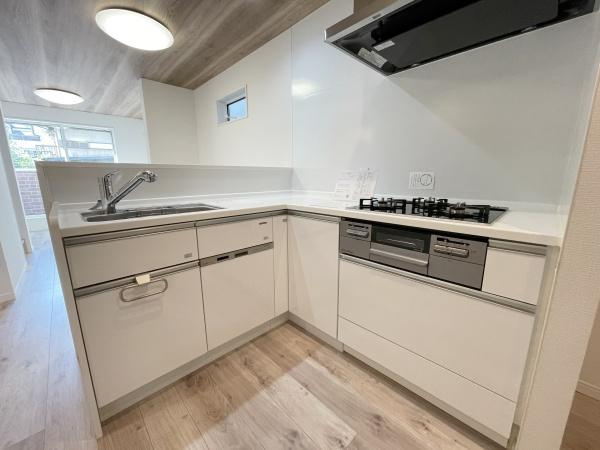 【キッチン】 | キッチンスペースは広々しており、調理の効率が上がる３口コンロで家事もはかどります♪