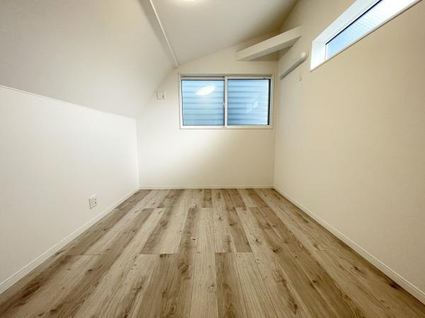 大田区中馬込１丁目の中古一戸建の洋室|白とナチュラルの落ち着いたカラーセレクトです
