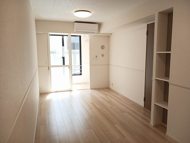 ヒカルサ高岡野村ノース１号棟の居間・リビング|ゆったりとした居間です