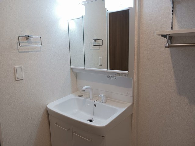 ヒカルサ高岡野村ノース１号棟の洗面所|忙しい朝には欠かせない洗面所です