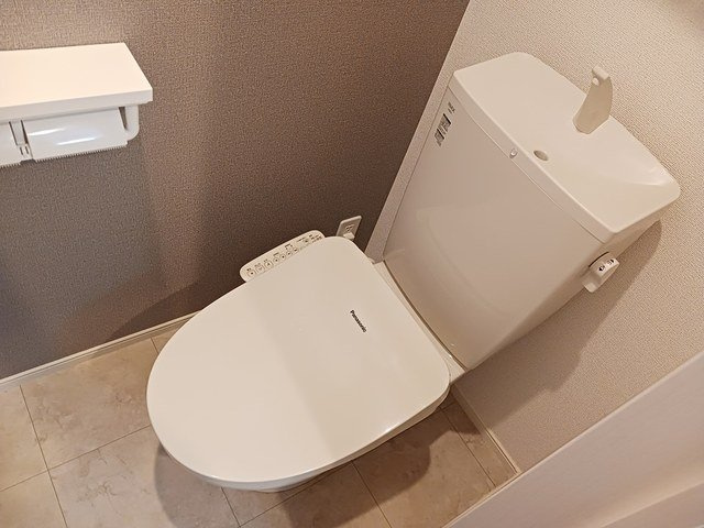 ヒカルサ高岡野村ノース１号棟のトイレ|清潔感のあるトイレです