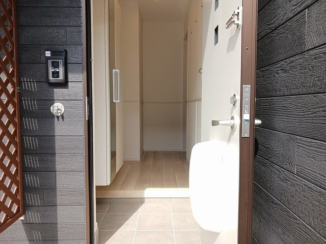 ヒカルサ高岡野村ノース１号棟の玄関|毎日通る玄関はこちらです