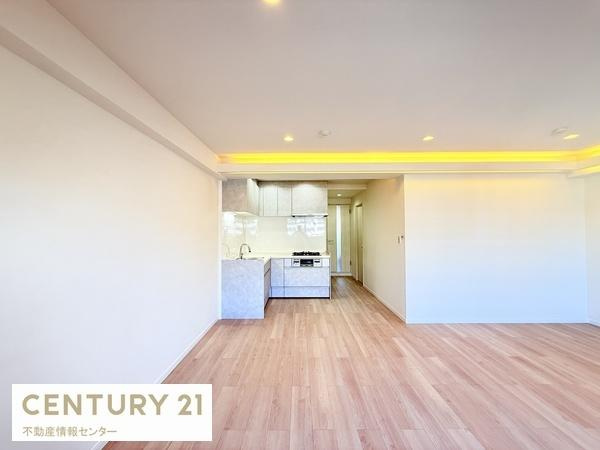 【内装】 | グランドヴィラ此花２ | 出窓からみた、ダイニング・キッチン部分