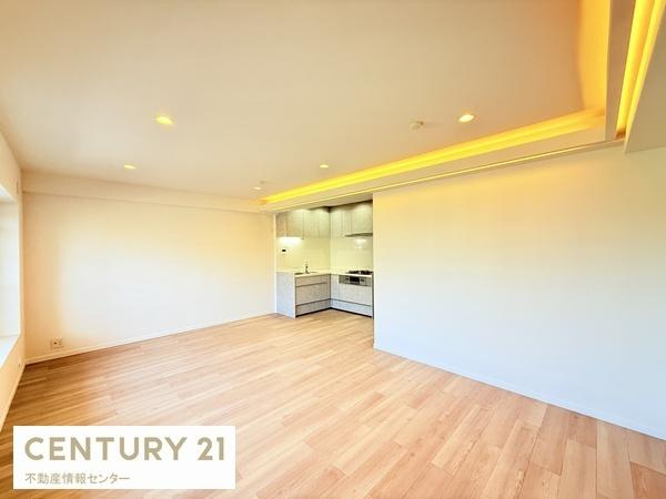 【居間・リビング】 | グランドヴィラ此花２ | バルコニー側からのリビングのお写真