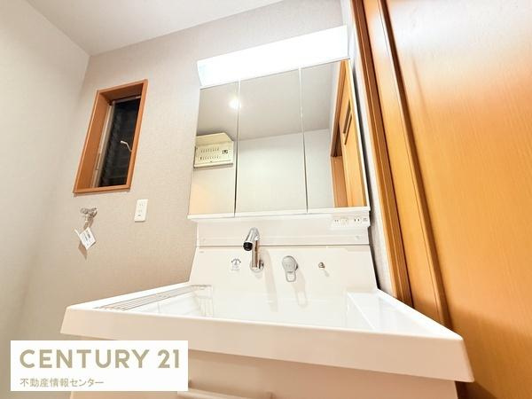 【独立洗面台】 | 春日出中１丁目　中古戸建 | 三面鏡で鏡の裏には収納がありました！