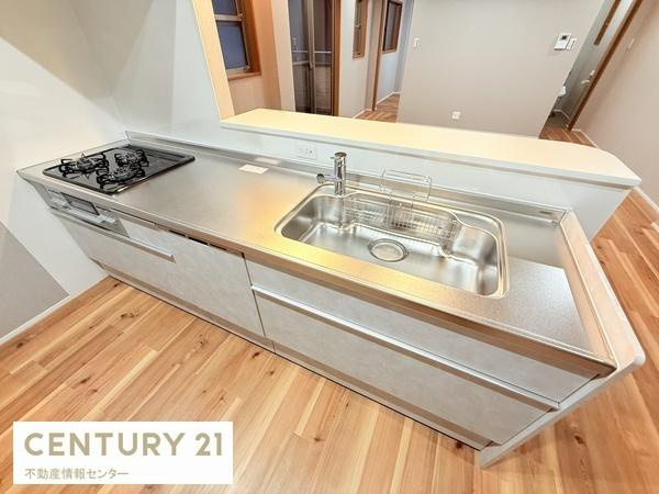 【キッチン】 | 春日出中１丁目　中古戸建 | 食器洗浄乾燥機付きのシステムキッチンに新調されており、使い勝手も増しております！カウンターでリビング全体を見渡すことができるのも良いですね！