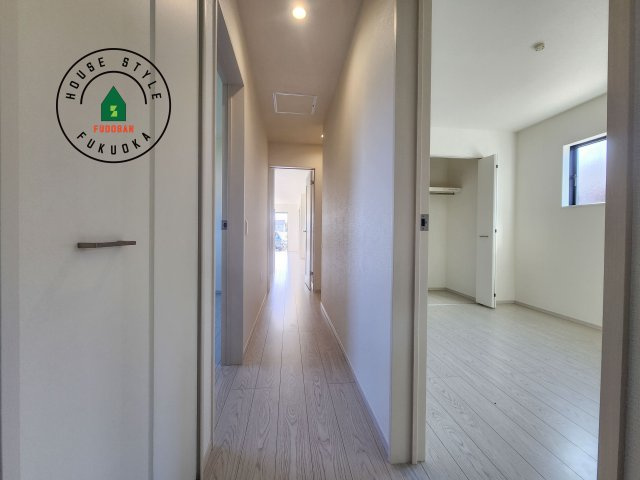 福岡市西区今津第13-1棟（1号棟）の内観：施工例|平屋はワンフロアしかないため、部屋と部屋の距離が近くなります。 生活音の緩衝材として廊下を活用するのがおすすめです。