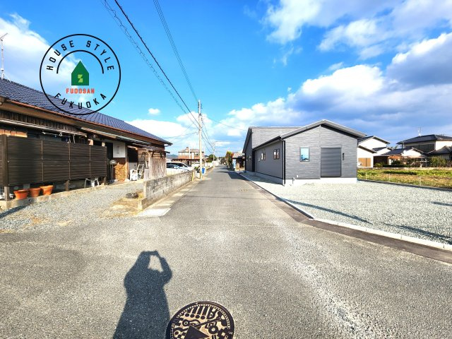 福岡市西区今津第13-1棟（1号棟）の前面道路含む現地写真|前面道路は閑静な住宅地をはしる車通りの少ない道路。お車の出し入れが苦手なママや小さなお子様にも安心ですね。しっかり舗装もされているので、ベビーカーや自転車で通っても快適に通行できます。