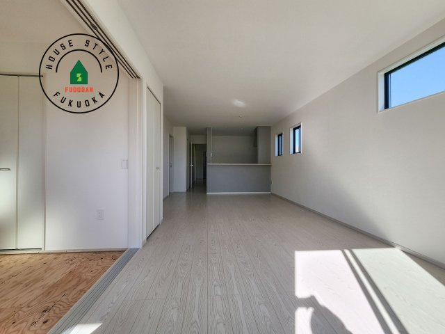 福岡市西区今津第13-1棟（1号棟）の内観：施工例|ご家族を近くに感じられる対面キッチンのLDK。会話もはずみそうですね。