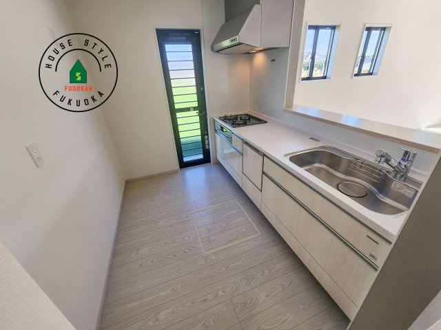 福岡市西区今津第13-1棟（1号棟）の内観：施工例|ダイニングテーブルへの配膳がラクラク、お料理はかどるカウンター付きシステムキッチン！