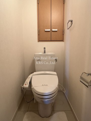 【トイレ】 | クロスレジデンス大阪新町 | 温水洗浄便座つきトイレは収納棚もあります☆