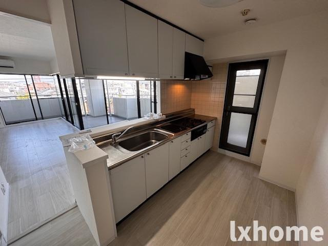 ロイヤル南茨木のキッチン|コンパクトなキッチンで掃除もラクラク