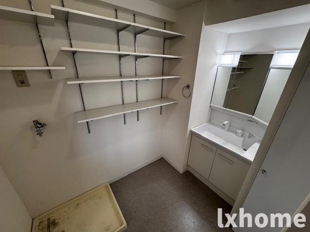 ロイヤル南茨木の独立洗面台|独立洗面台、小物を置くことができて便利です