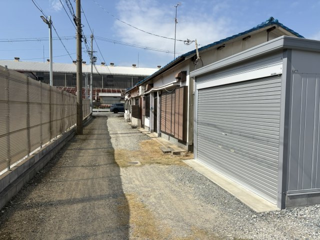 岩屋倉庫の外観|前面道路含む外観（南東側から）